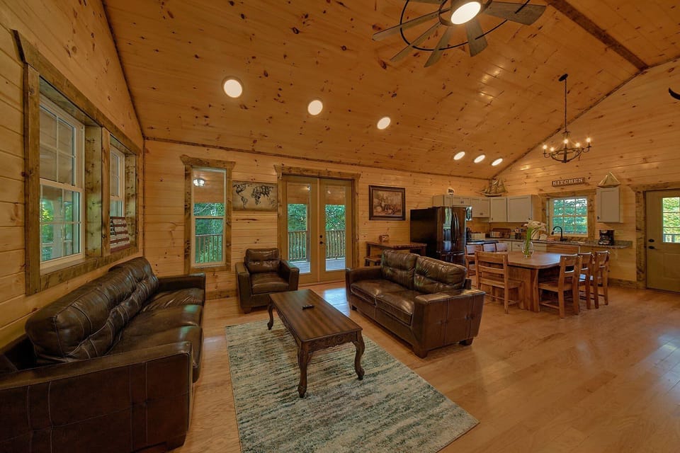 Beautiful 5 Bedroom 5.5 Bath Sleeps 16