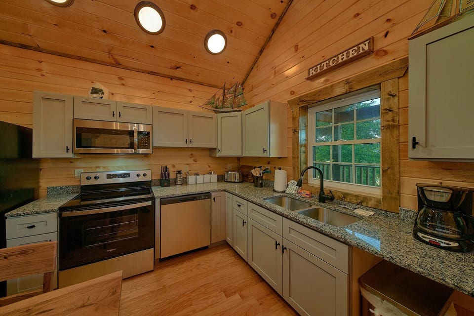 Spacious 5 Bedroom 5.5 Bath Cabin Sleeps 16
