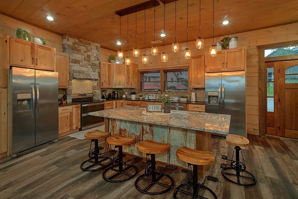 6 bedroom cabin with fully furnished kitchen