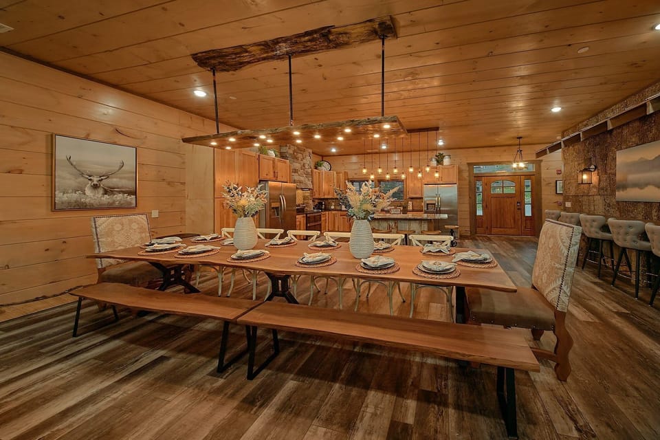 Spacious Dining room in 6 bedroom luxury cabin