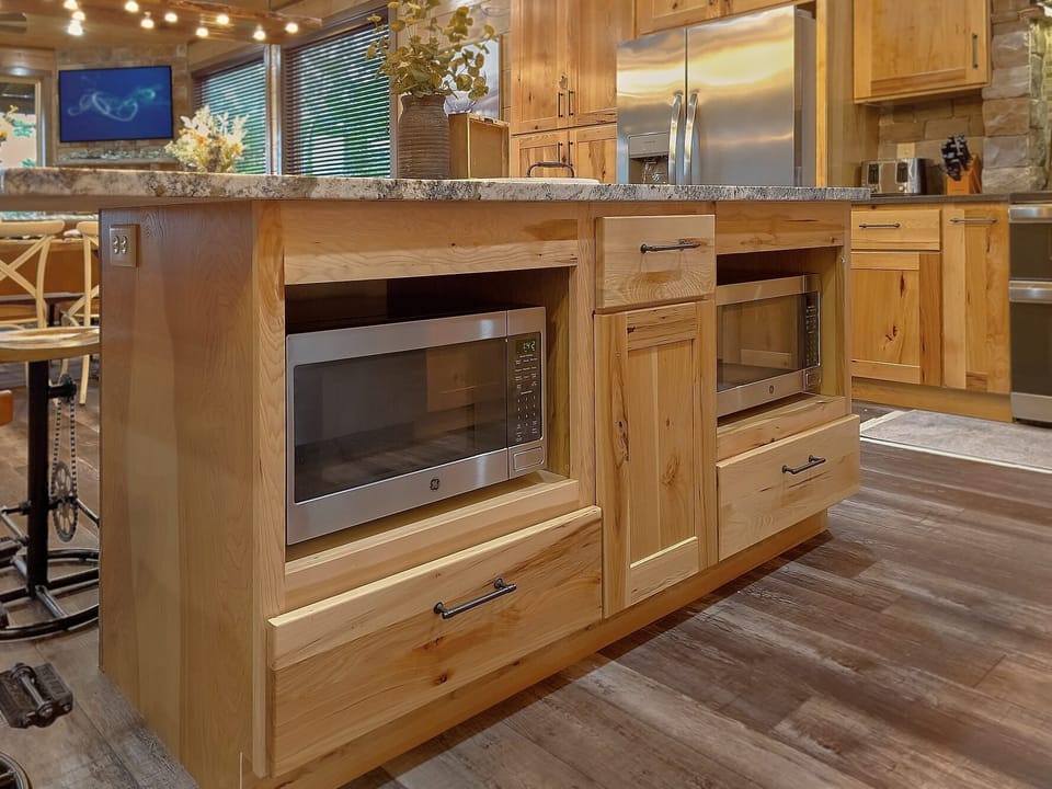 6 bedroom luxury cabin with 2 microwaves