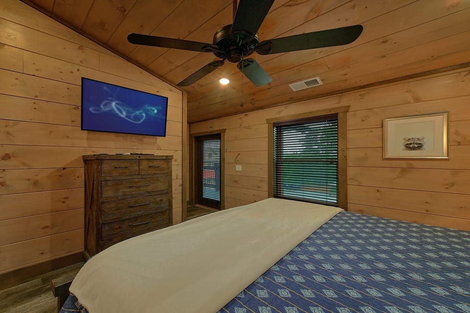 Cabin with 5 King Bedrooms and a bunk bedroom