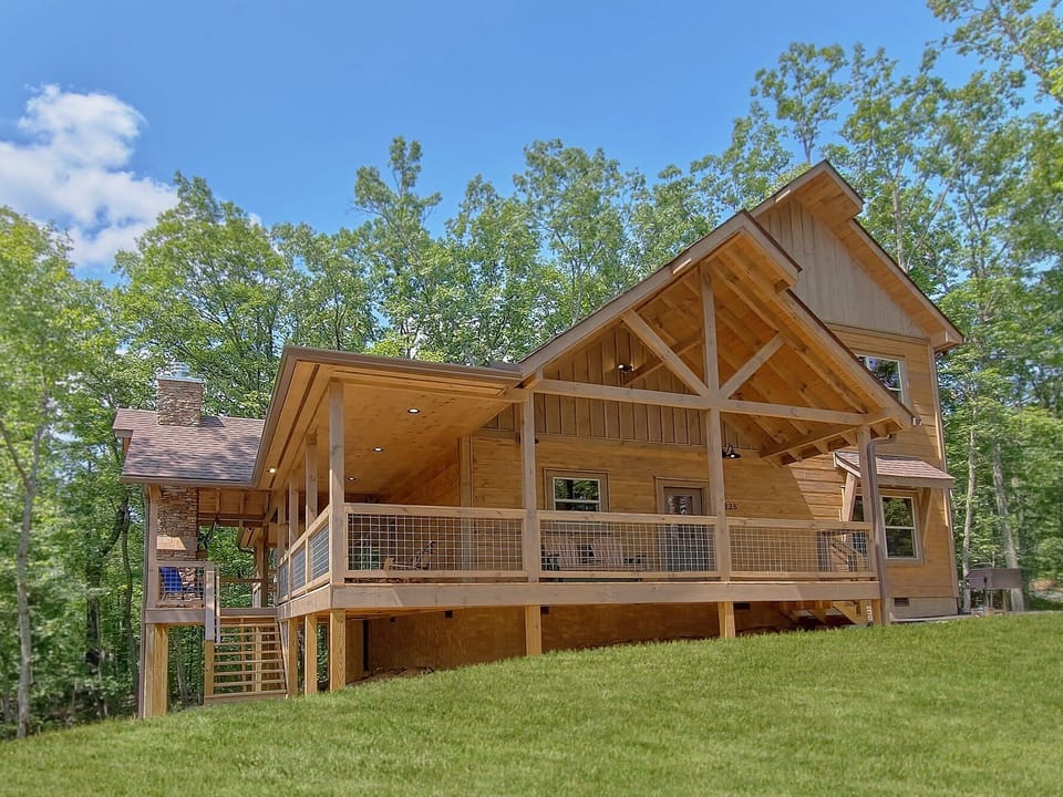 4 bedroom cabin with outdoor fireplace and TV
