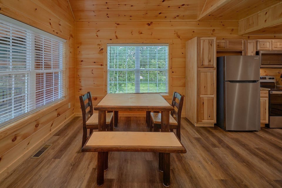 Spacious Dining Area Seating 6