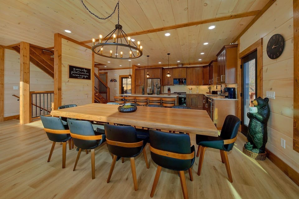 Gatlinburg Cabin with dining room for 10
