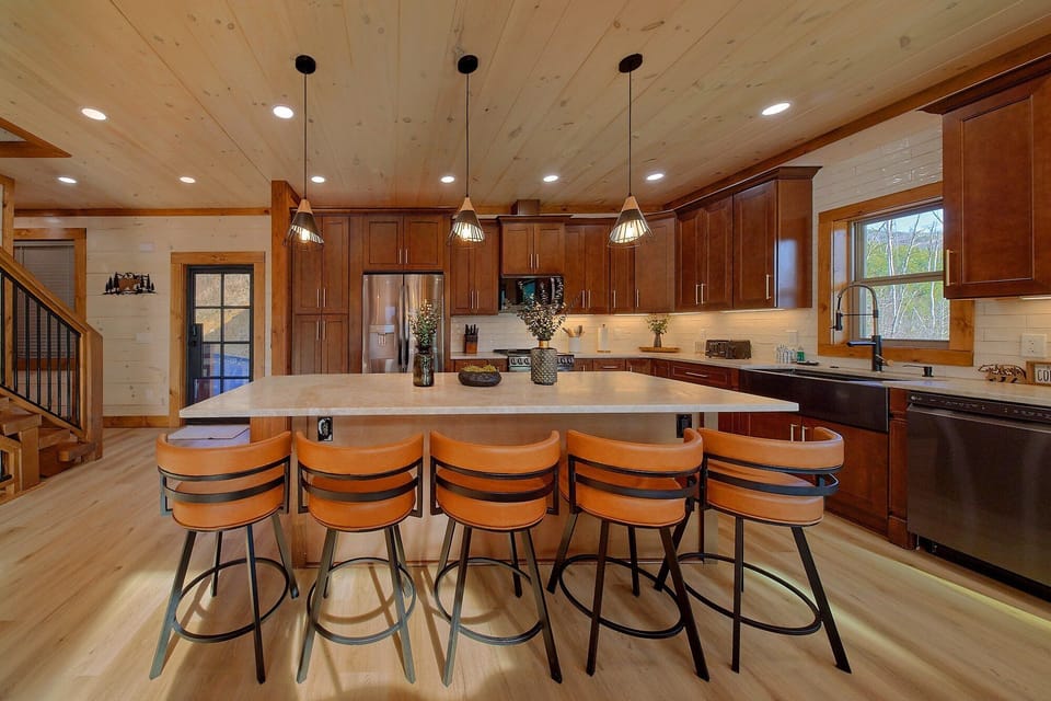 Gatlinburg luxury cabin with 2 sets of bunk beds
