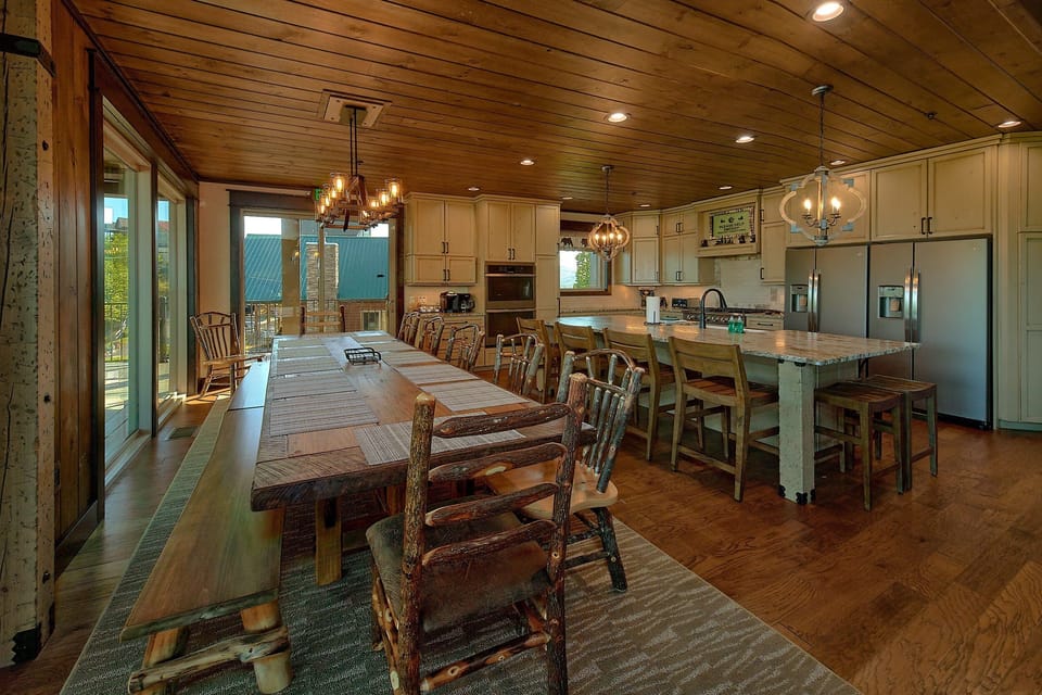 6 bedroom luxury cabin with 2 full kitchens