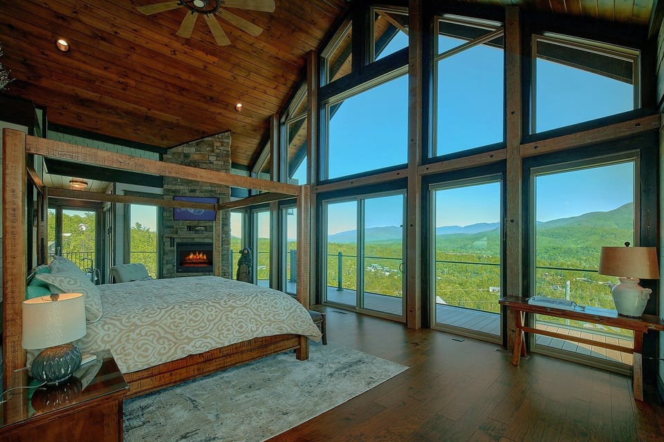 Luxurious Master bedroom in 6 bedroom cabin