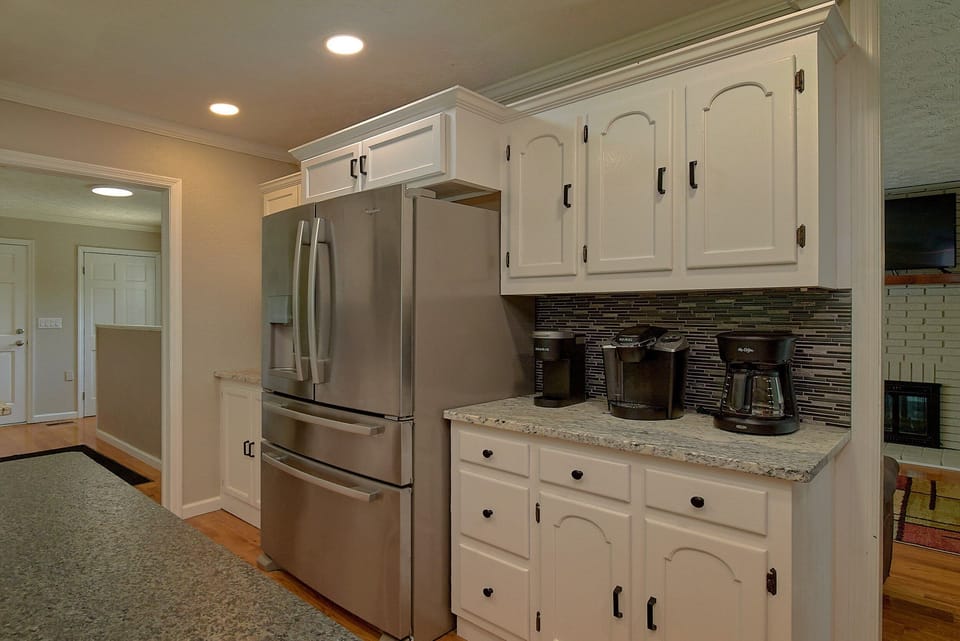 8 bedroom rental cabin with 2 refrigerators