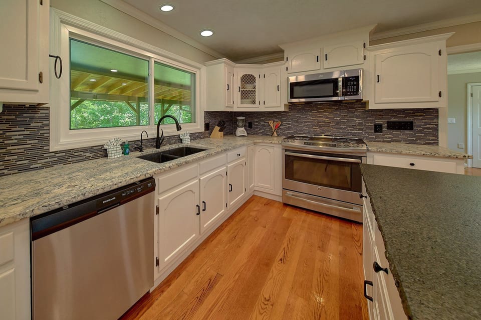 8 bedroom vacation cabin with full kitchen