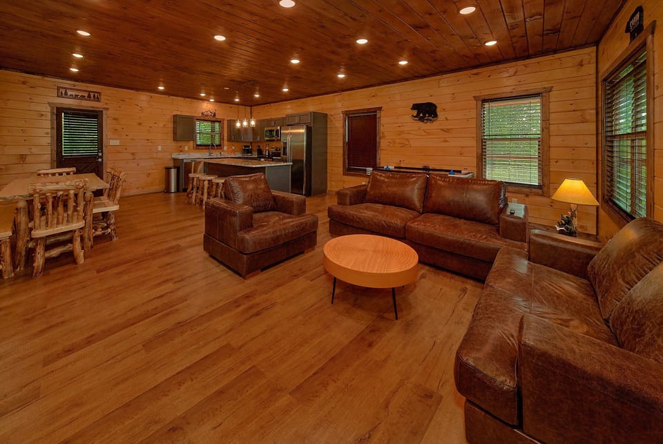Luxury 4 Bedroom Cabin with Large Living Room