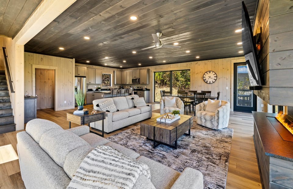 Gatlinburg cabin with fireplace and indoor pool