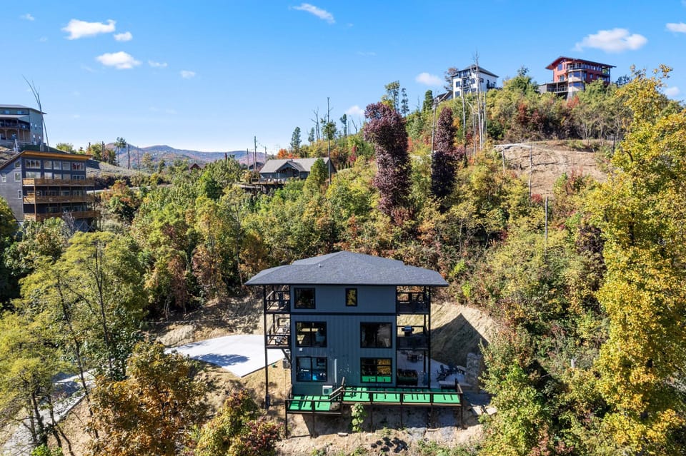 Gatlinburg cabin with pool, putt putt and views