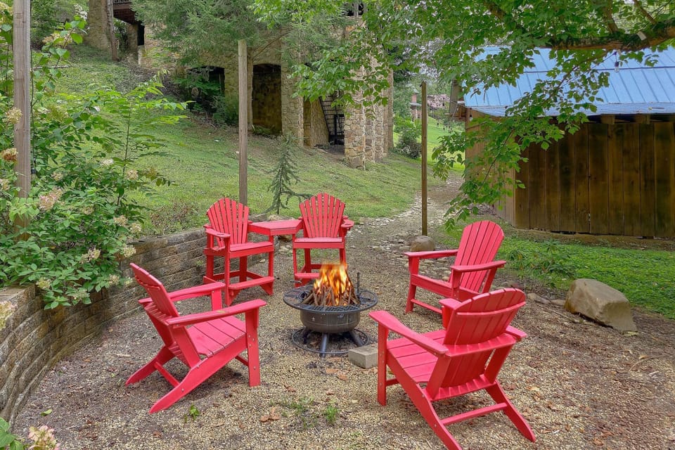 2 Bedroom Sevierville Cabin with Fire Pit