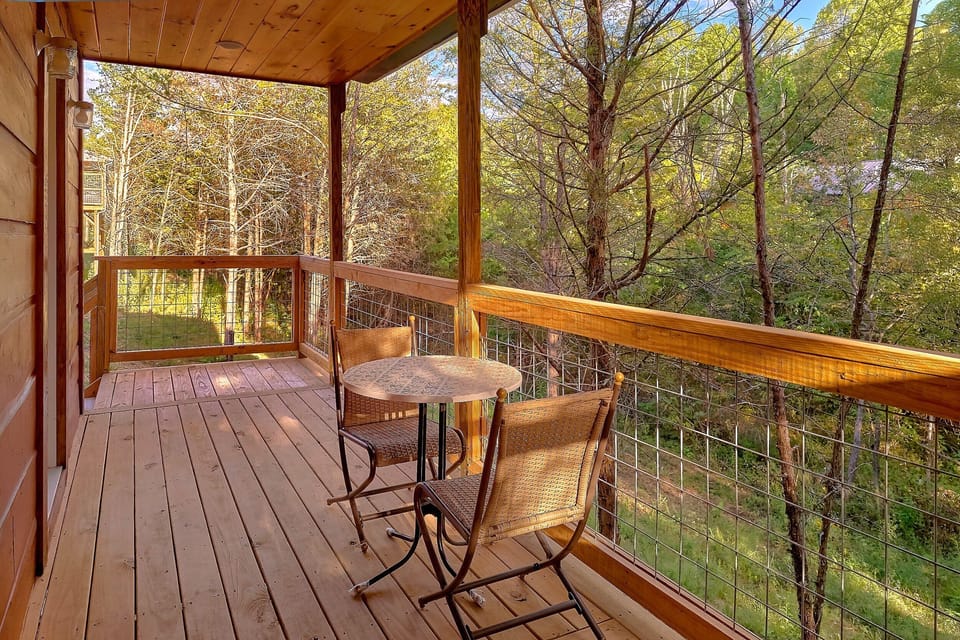 Comfortable Smoky Mountain Cabin near the Lake