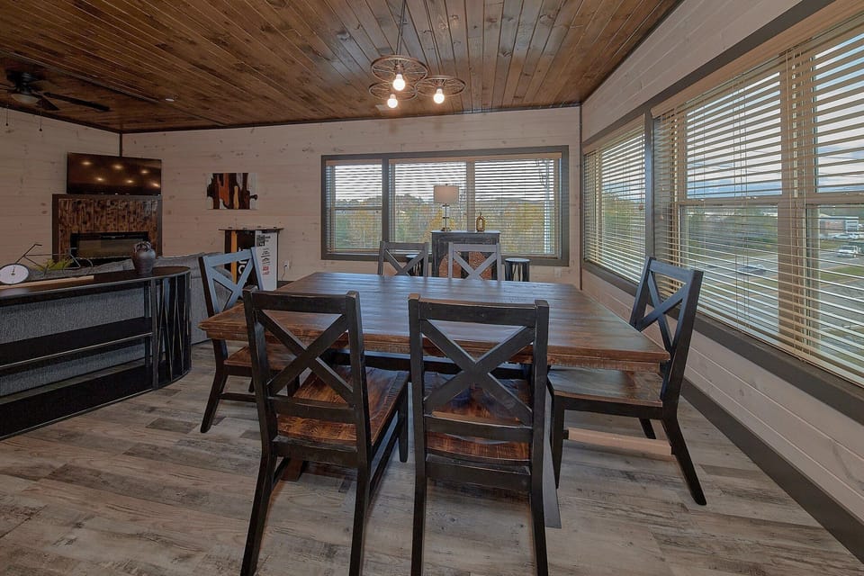 3 bedroom Sevierville cabin rental for 10 guests
