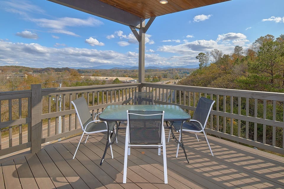3 bedroom cabin with rooftop deck and Views