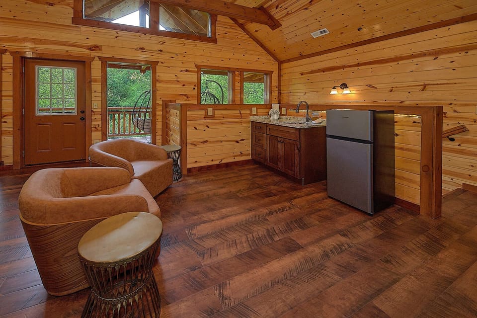 8 Bedroom Cabin with Kitchenette Sleeps 18