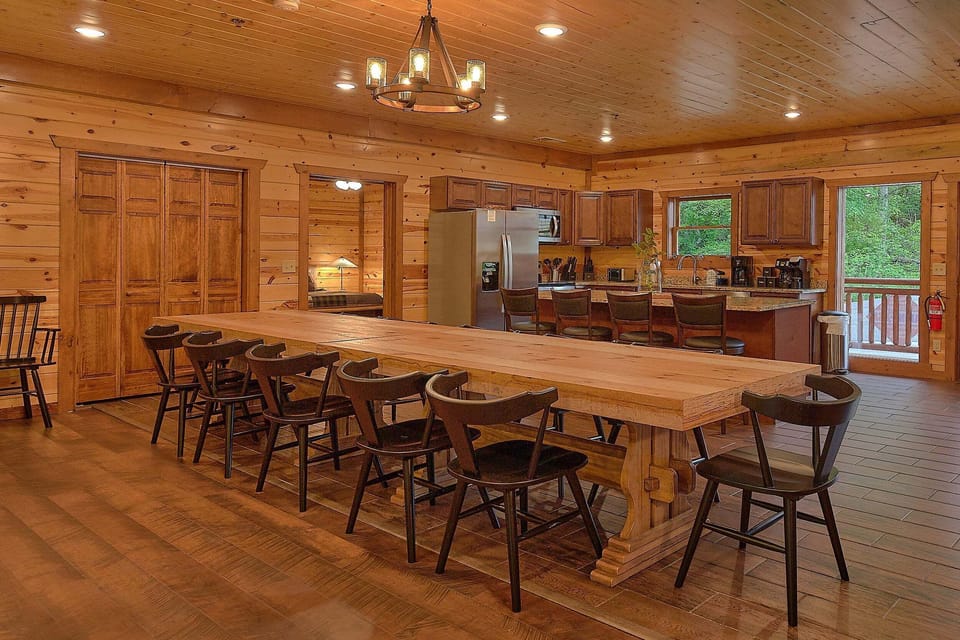 8 Bedroom Cabin with Large Dining Table