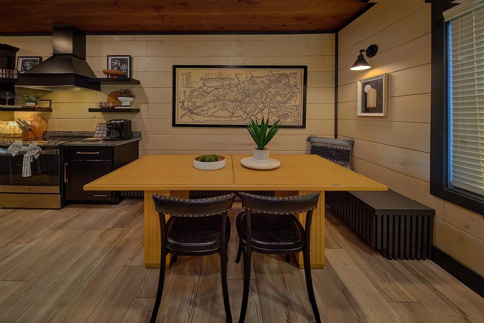 Dining room for 18 in 6 bedroom cabin rental