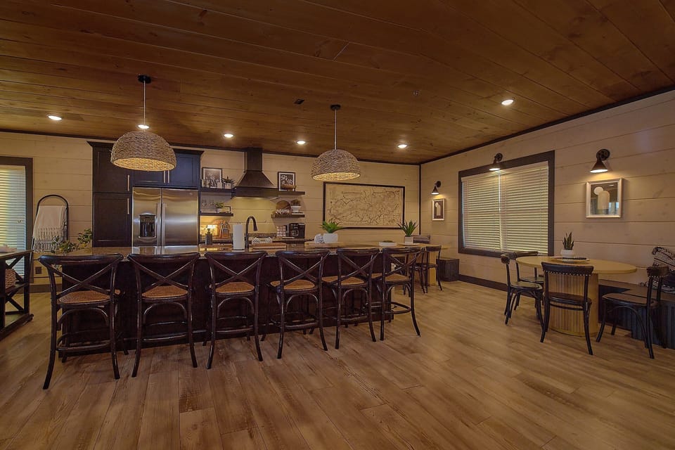 6 bedroom luxury cabin with spacious dining room