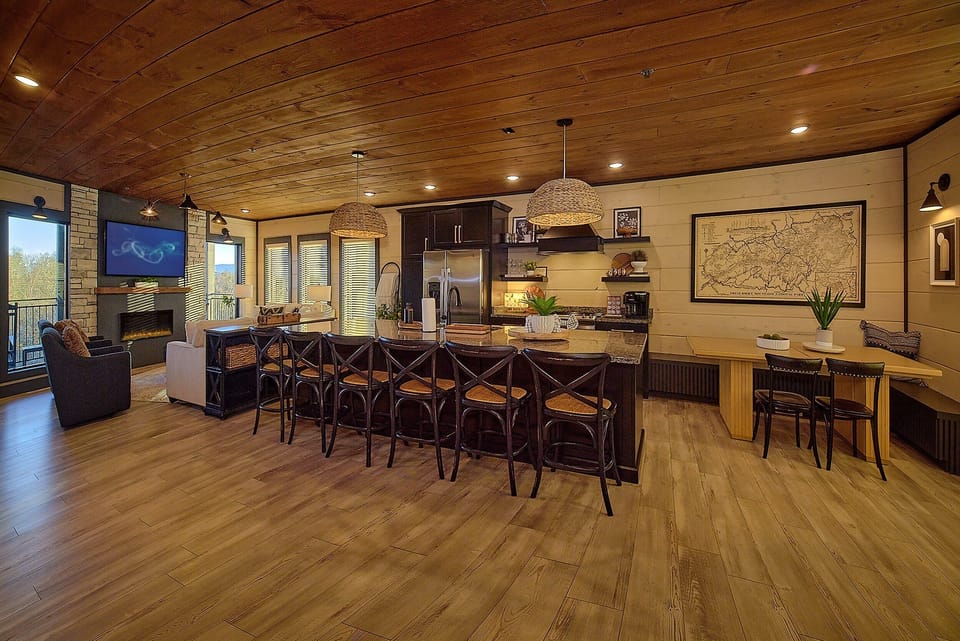 Luxury cabin with 6 bedrooms and full kitchen
