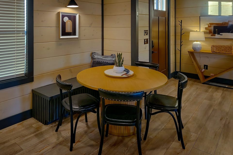 Dining room in 6 bedroom luxury cabin rental