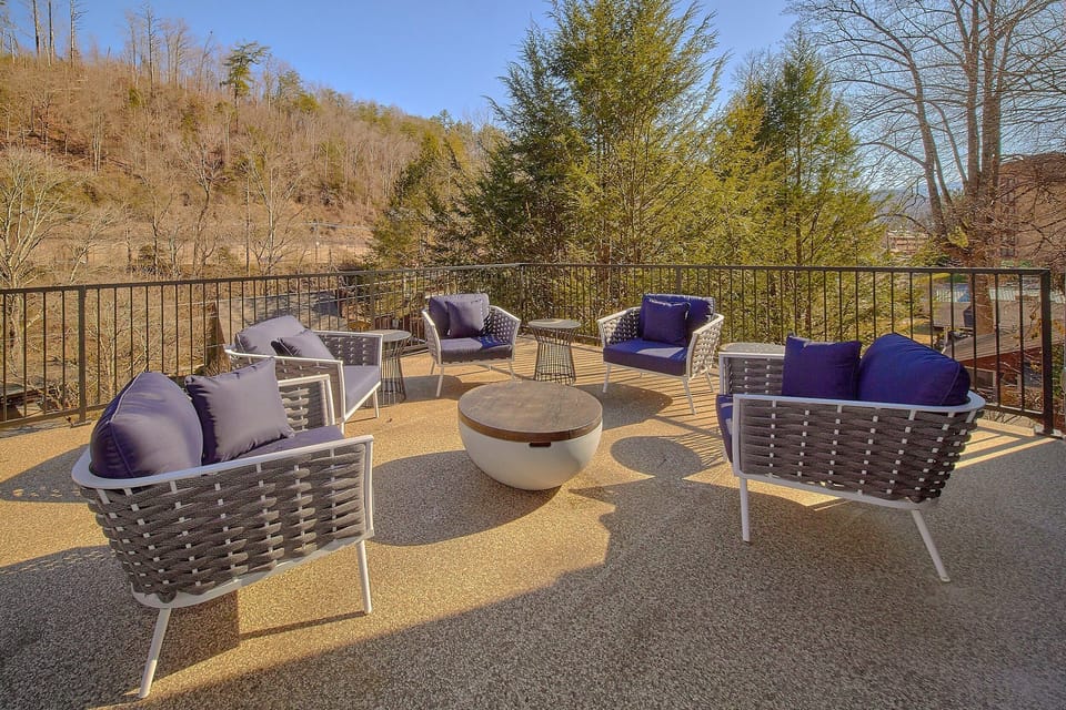 6 bedroom cabin walking distance to Gatlinburg