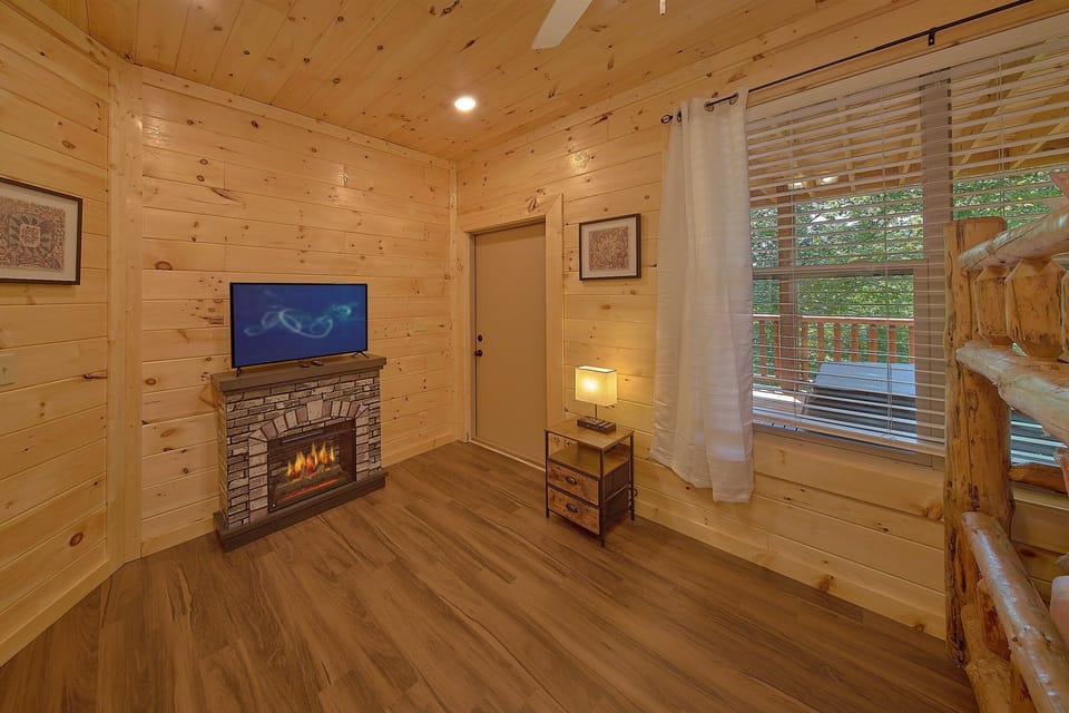 Queen Bunk Room with Cable TV and WiFi