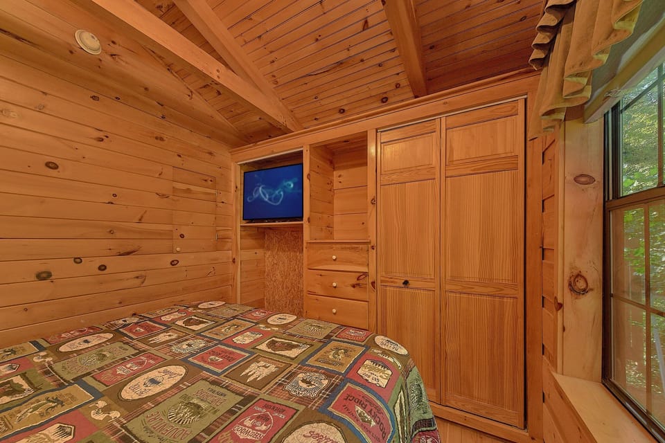 1 bedroom cabin with queen bed