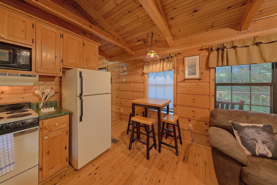 1 bedroom cabin with a fully stocked Kitchen