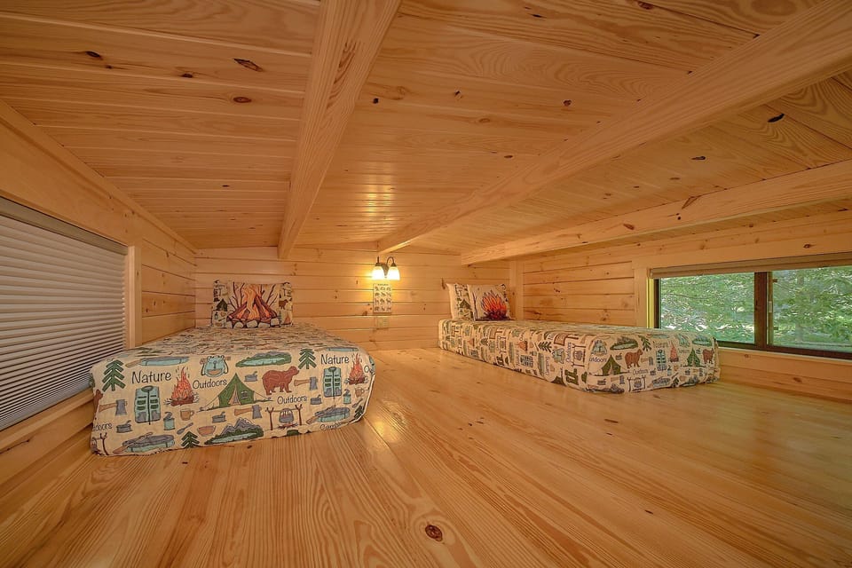 Smoky Mountain Tiny Home with Twin Beds in Loft