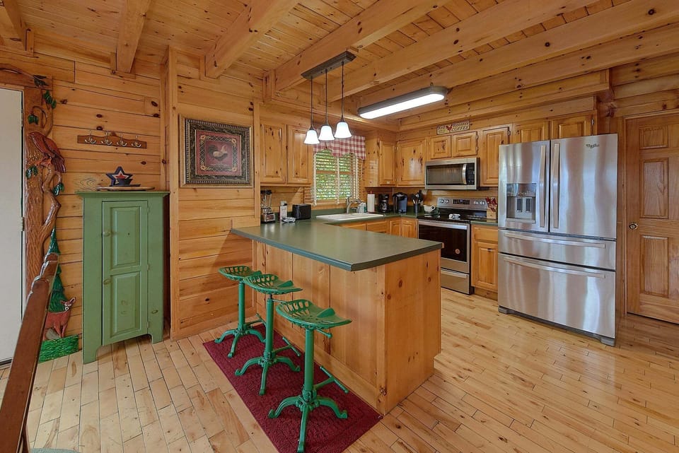 4 bedroom cabin with full Kitchen and bar seats