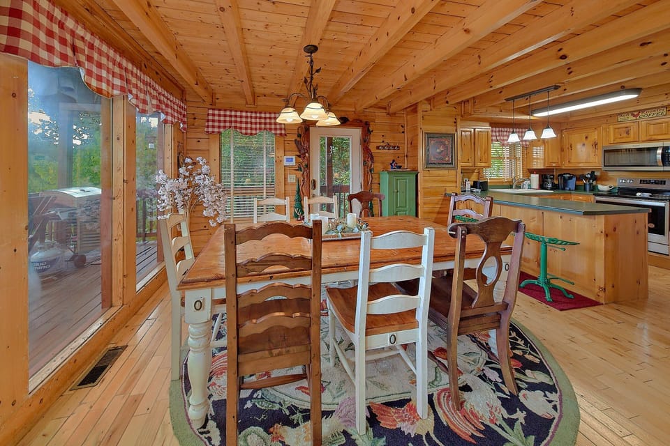 Rustic 4 bedroom cabin with fireplace and Views