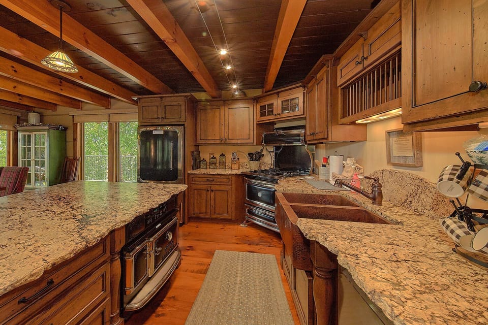 Luxury 4 bedroom cabin fully stocked kitchen