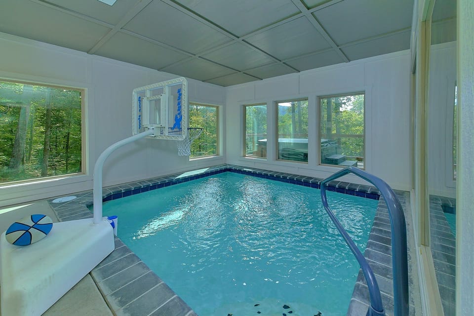 3 Bedroom Cabin with Indoor Pool with Basketball