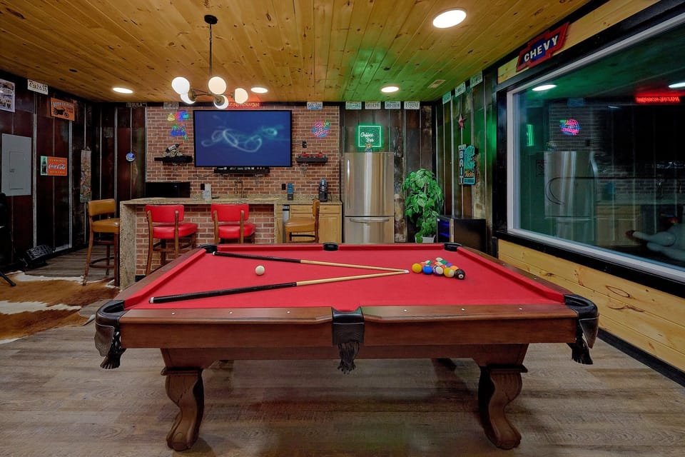 Luxury 4 Bedroom Cabin with Pool Table