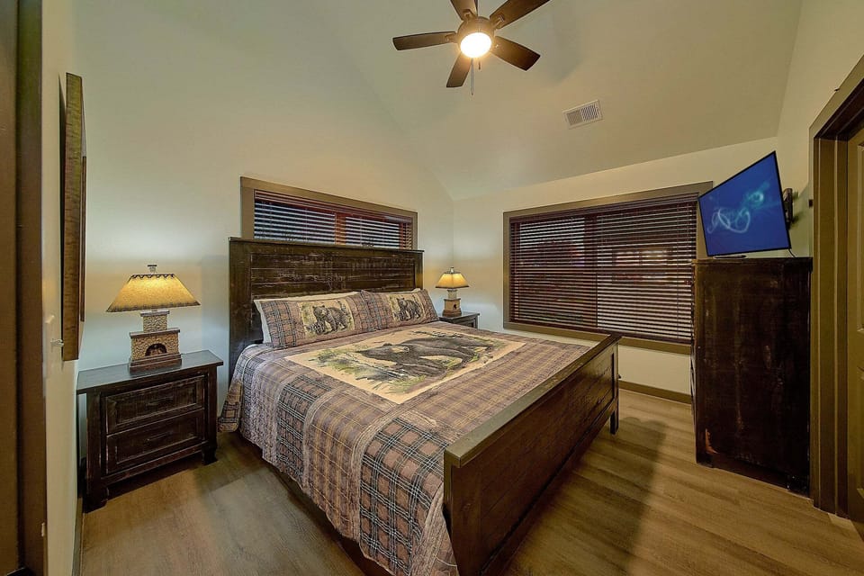 Master Bedroom with King Bed Sleeps 12