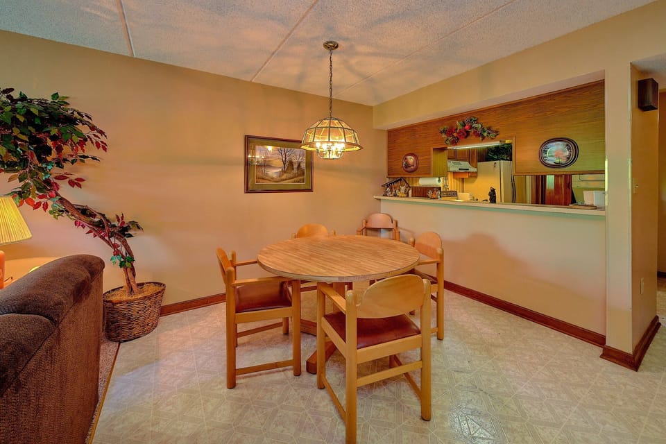 Dining Area 2 Bedroom Gatlinburg Condo