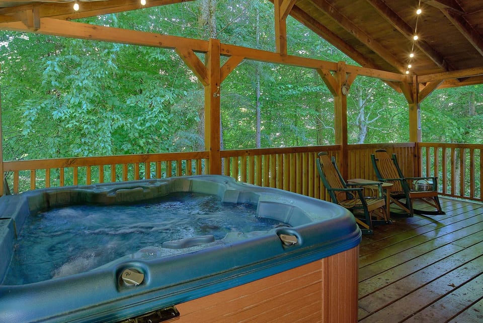 Large 2 Bedroom Cabin with Hot Tub