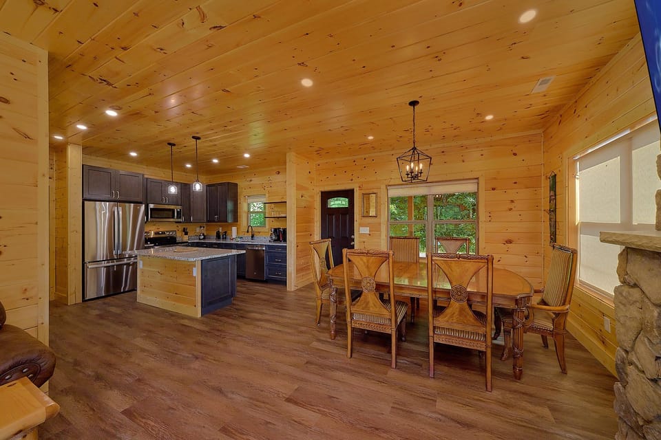 3 bedroom cabin with fireplace and full kitchen
