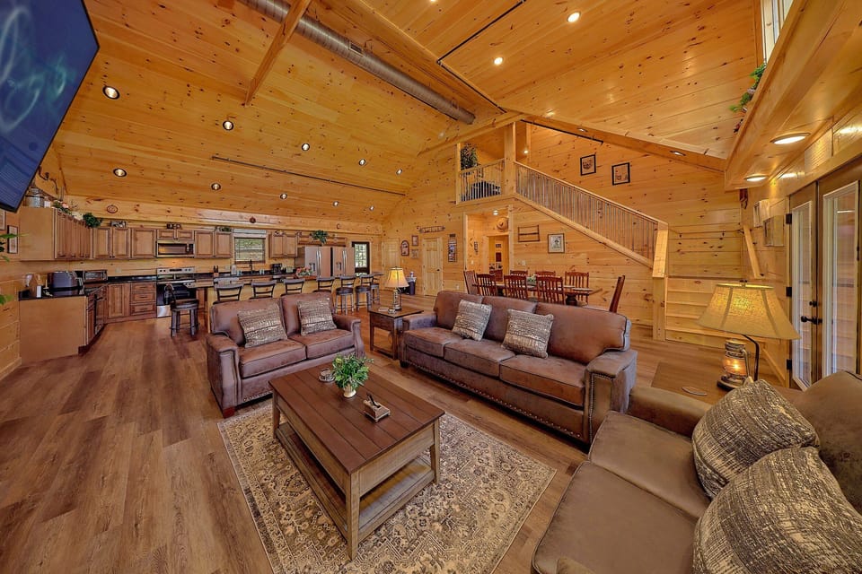 6 Bedroom rental cabin with space for 20 guests