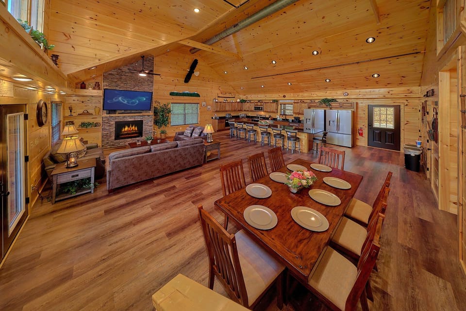 6 bedroom cabin with dining room for 20 people
