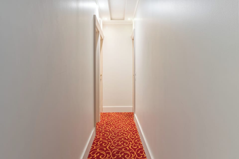 Handrails in hallways