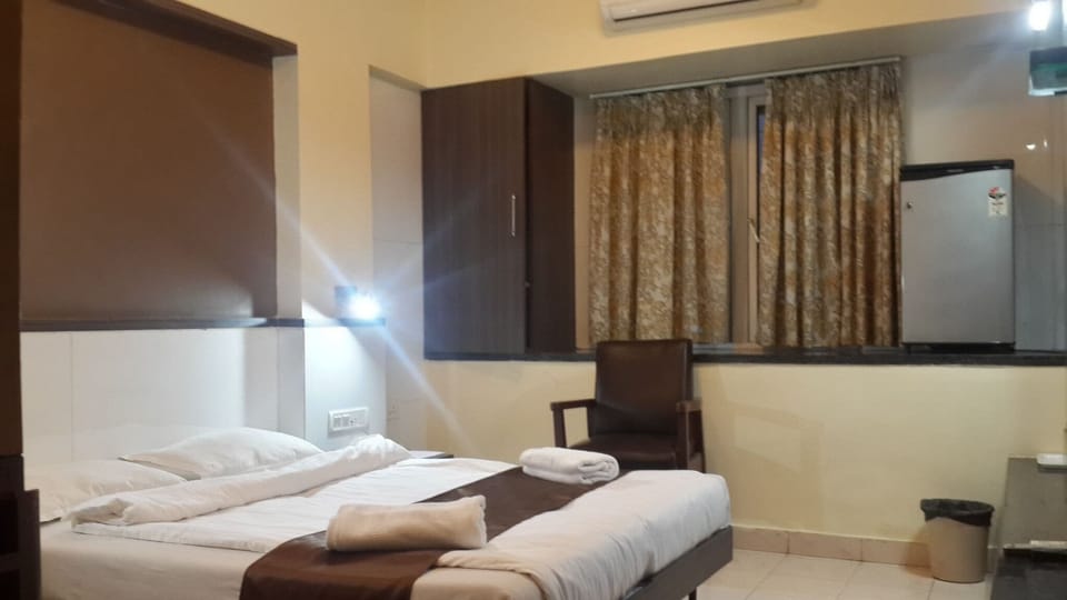 Deluxe Room | Desk, free WiFi