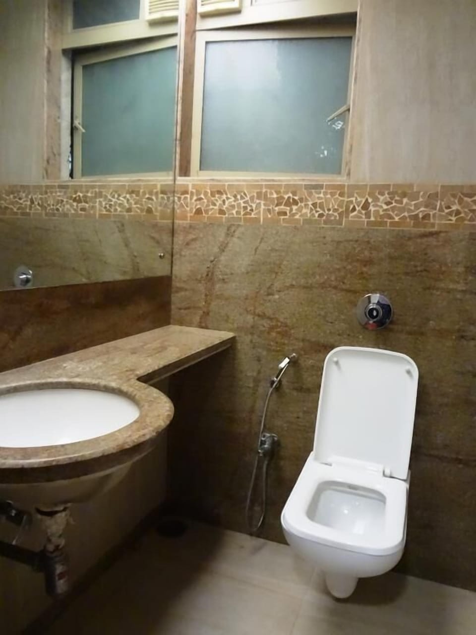 Shower, free toiletries, towels