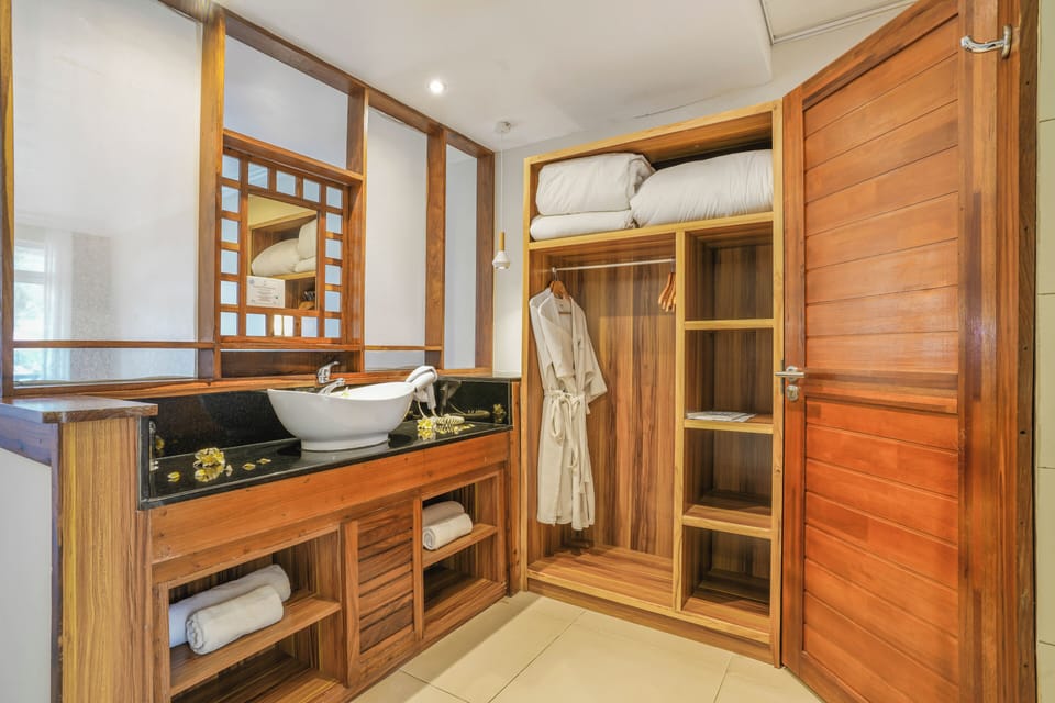 Deluxe Room | Bathroom | Shower, rainfall showerhead, hair dryer, towels