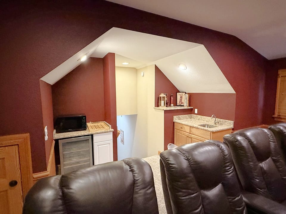 CC176: Beach ParTee Time | Theater Room