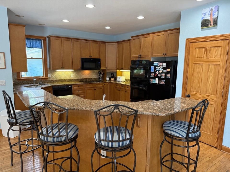 CC176: Beach ParTee Time | ML Kitchen - Island Seating for 4
