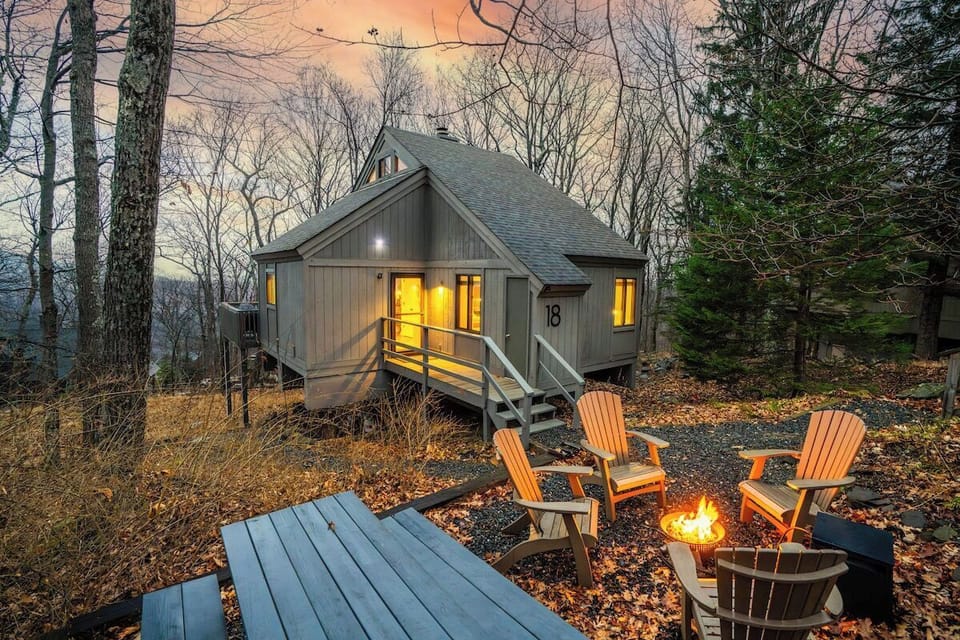 2 Minute Walk to Ski Slopes | Gas Fire Pit | Mountain Views | Hot Tub | Deck